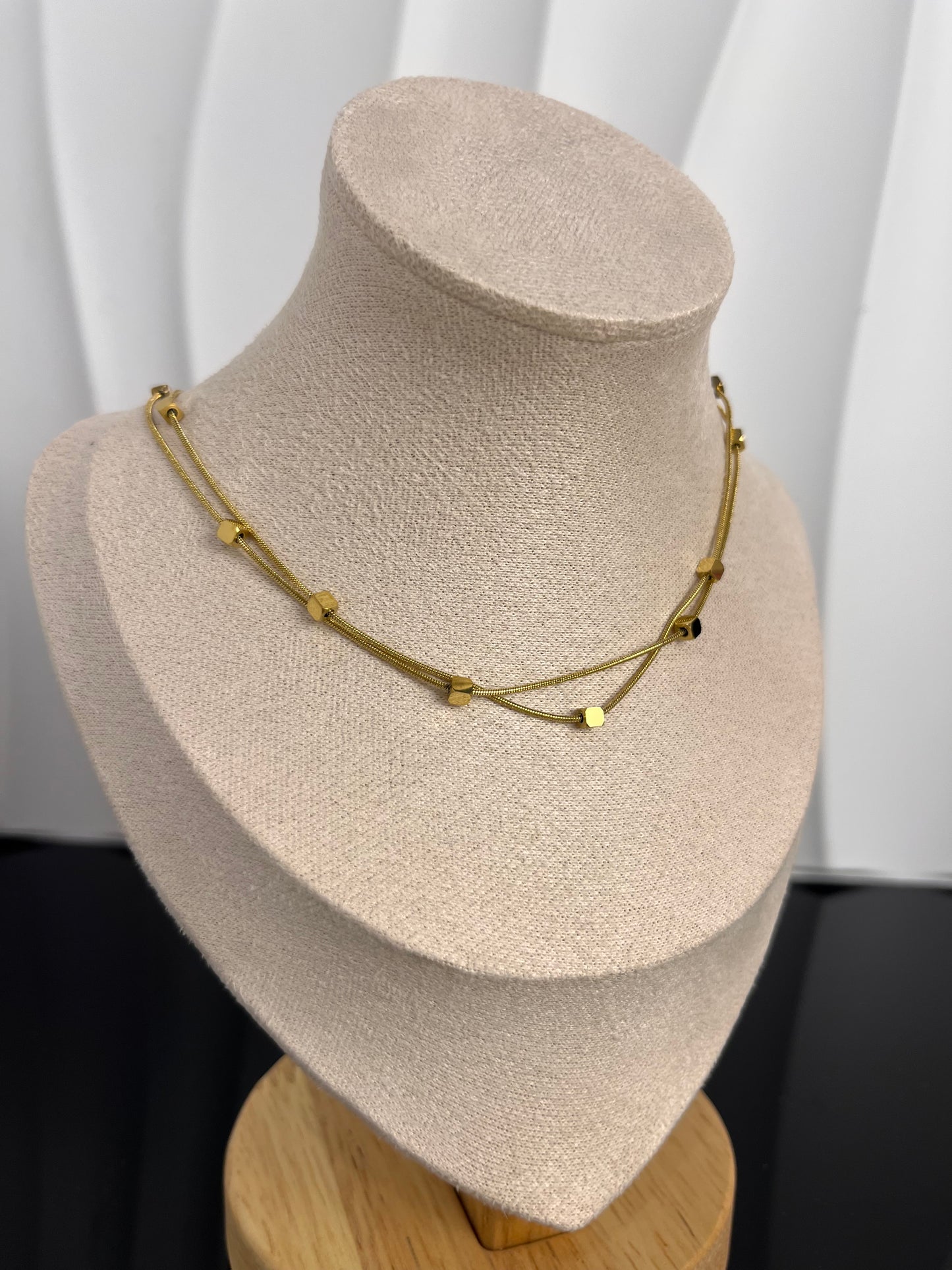 Collar Abril en Acero de Titanio
