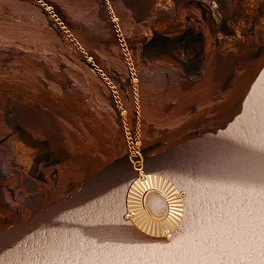 Collar con colgante con piedra en el centro