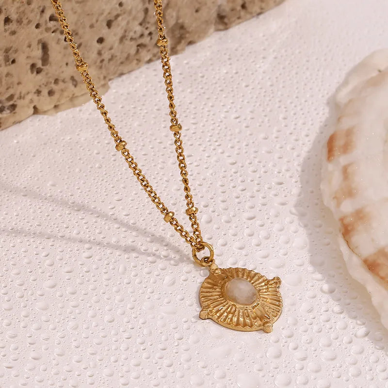 Collar con colgante con piedra en el centro