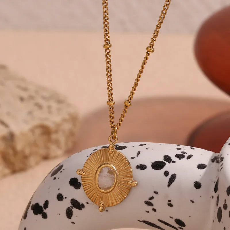 Collar con colgante con piedra en el centro