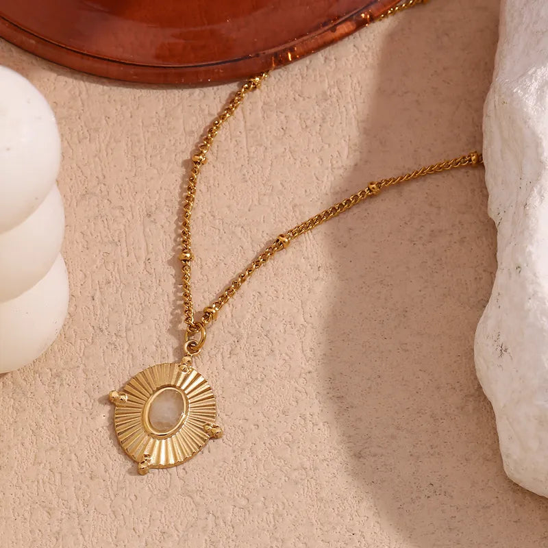 Collar con colgante con piedra en el centro